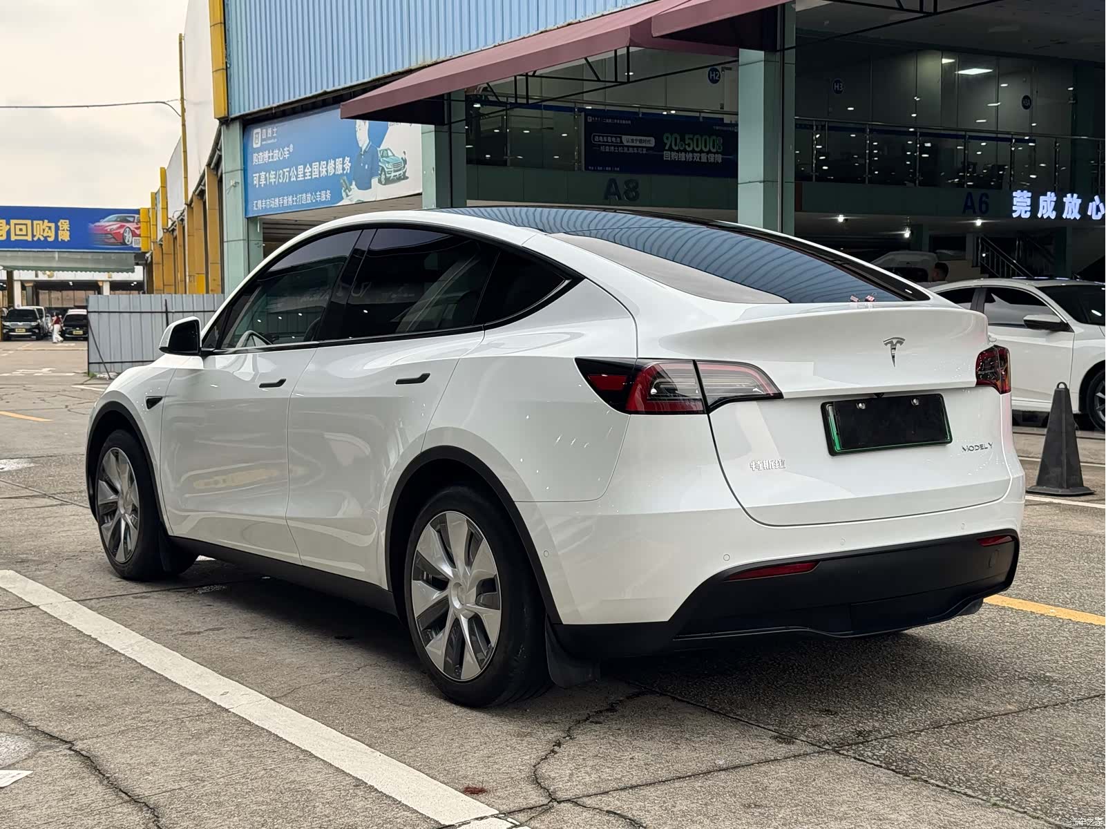 Tesla Model Y, 2023 15