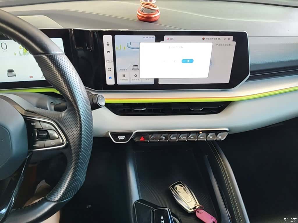 Geely Coolray, 2022 13