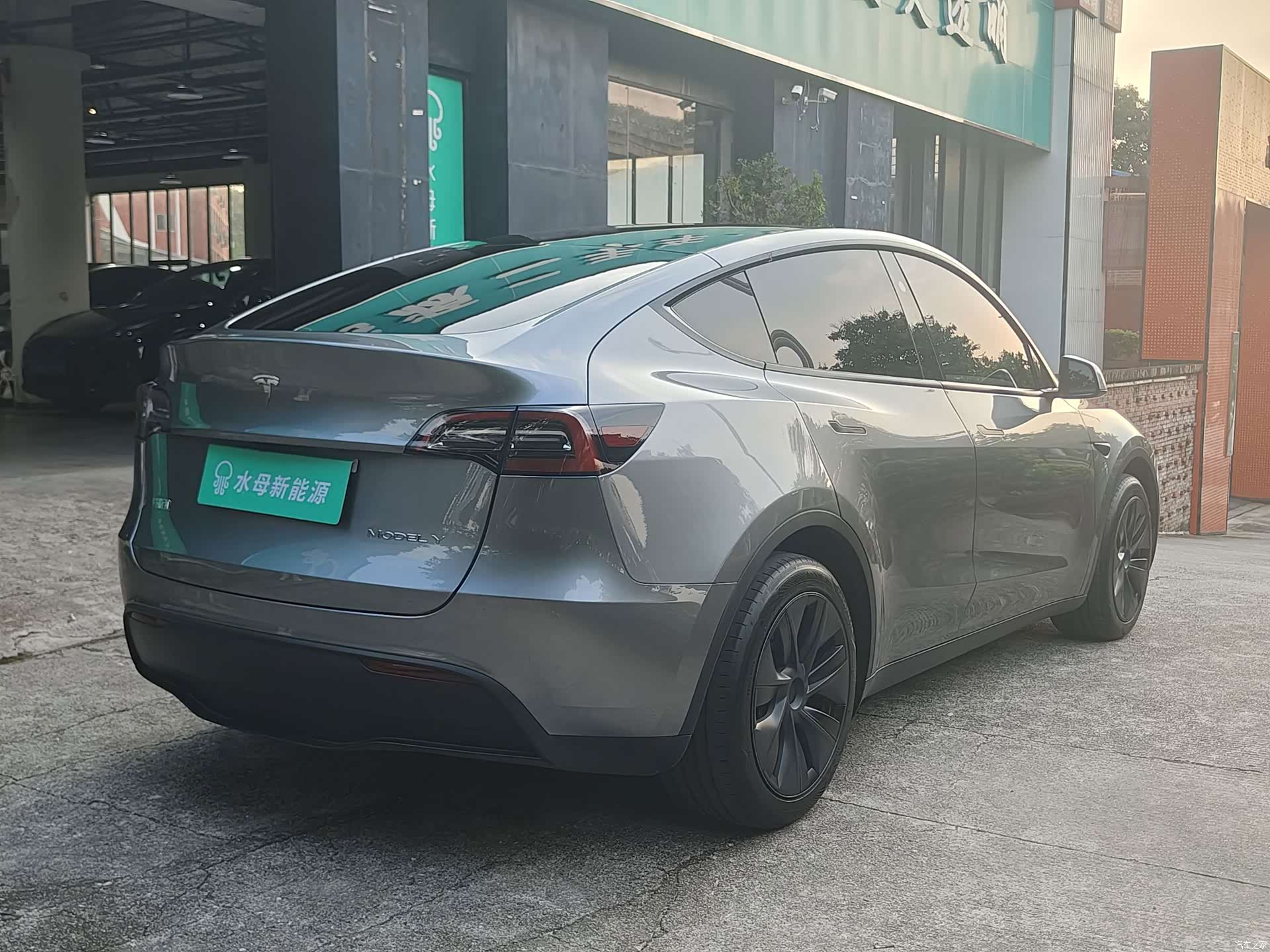 Tesla Model Y, 2024 6