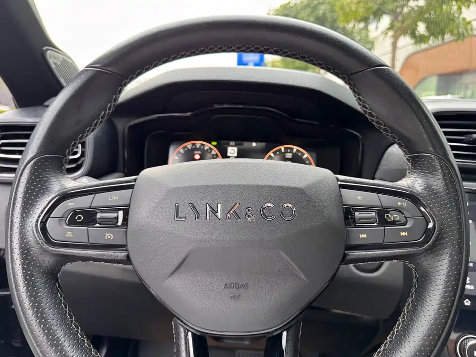 Lynk & Co 03