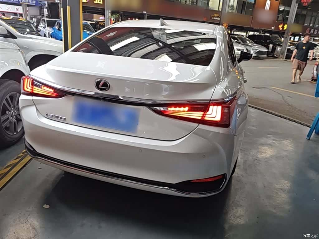 Lexus ES, 2022 7