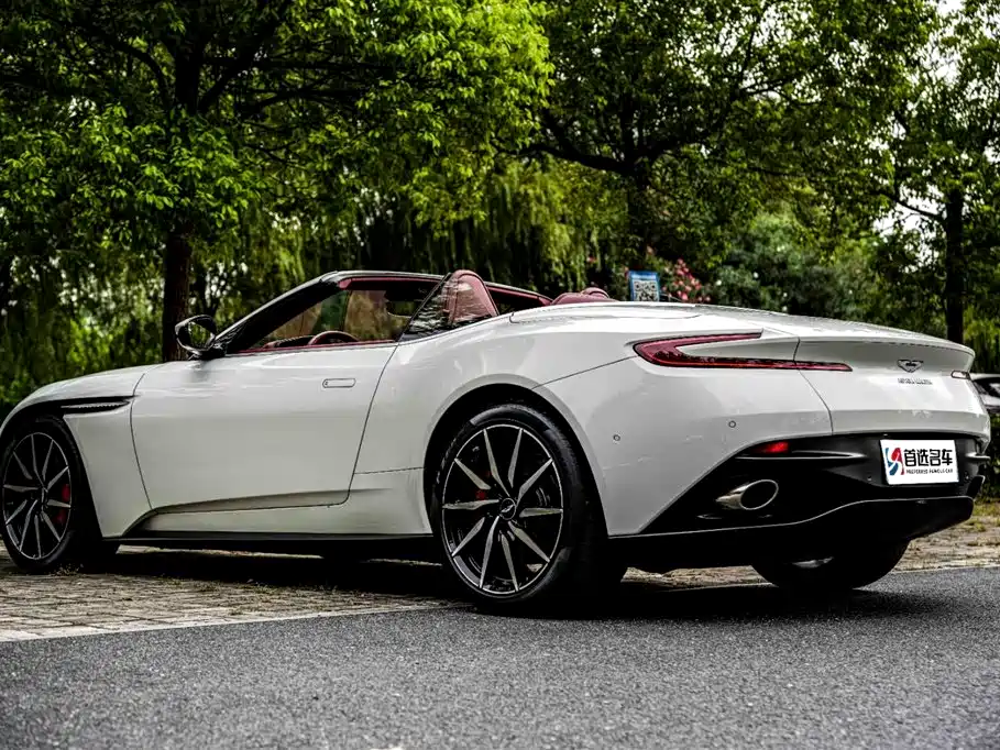 Aston Martin DB11