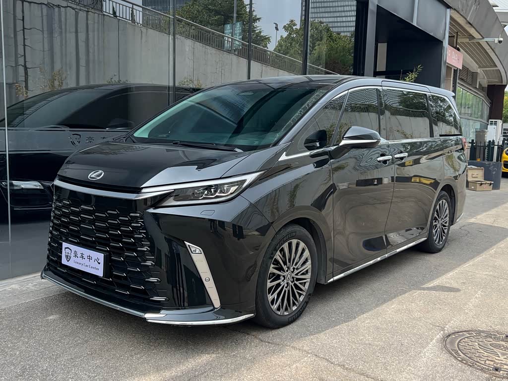 Lexus LM 2025 500h мест