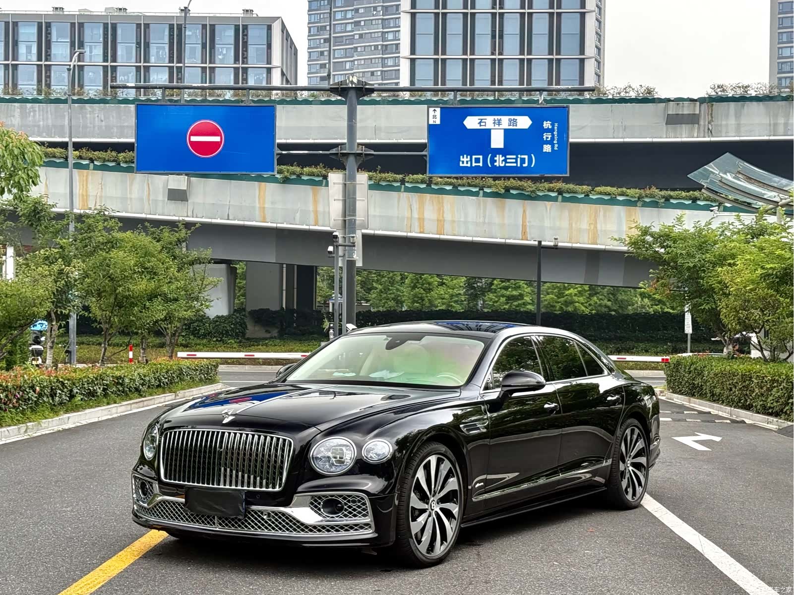 Bentley Flying Spur, 2023 3