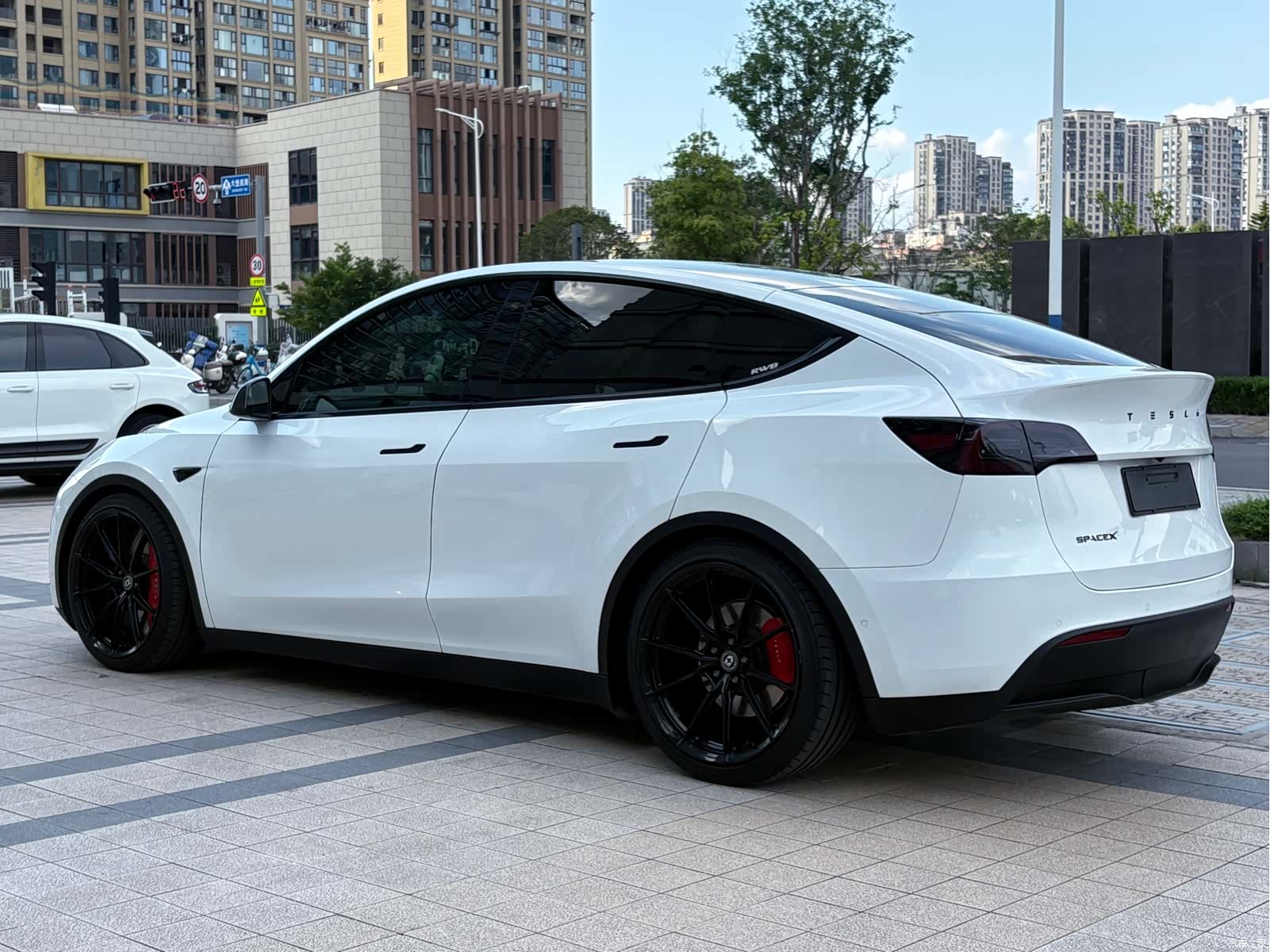 Tesla Model Y, 2022 3