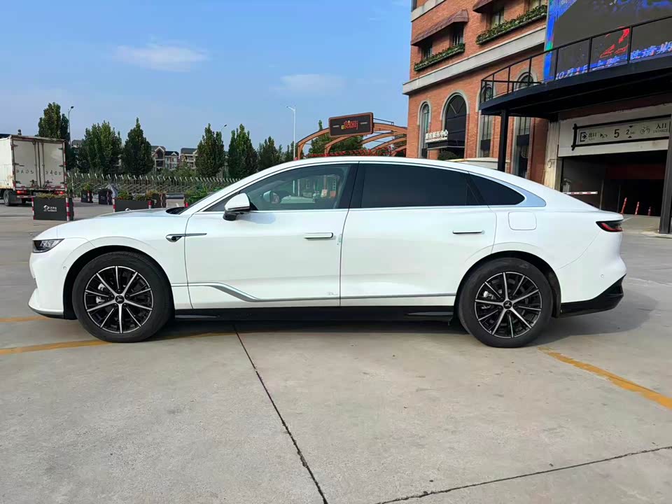 VOYAH Lantu chasing light