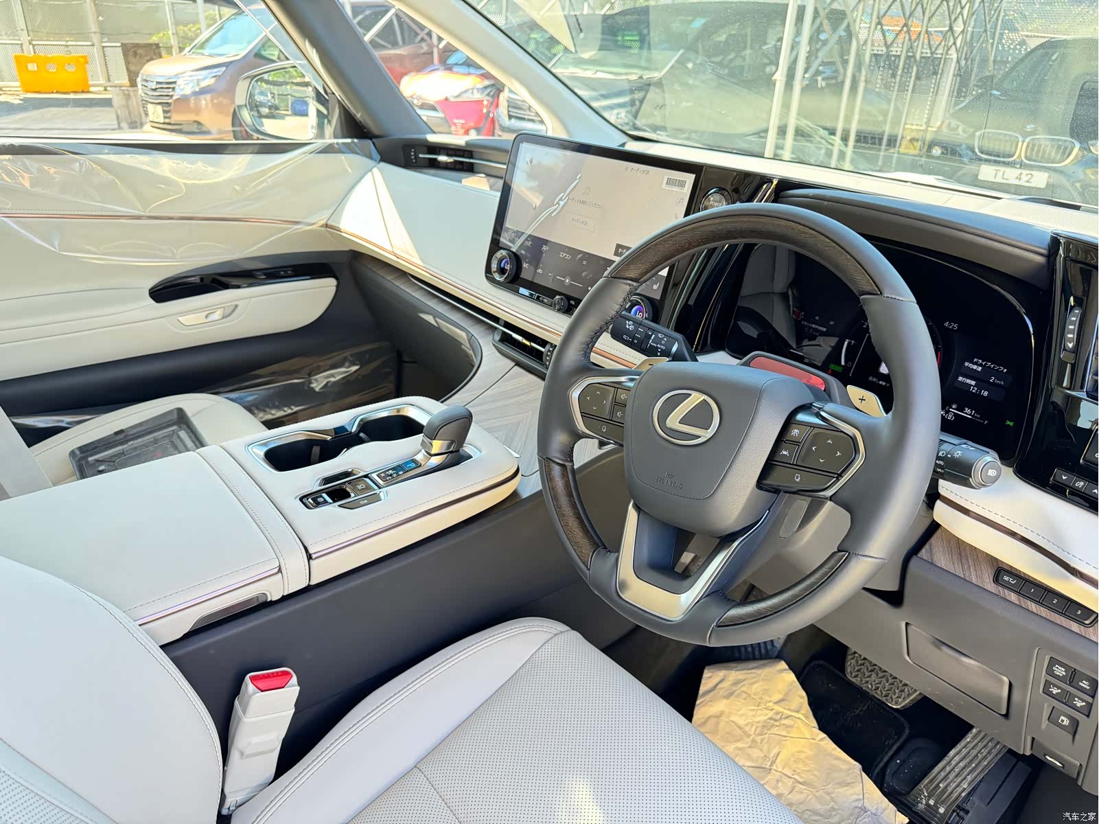 Lexus LM, 2025 7