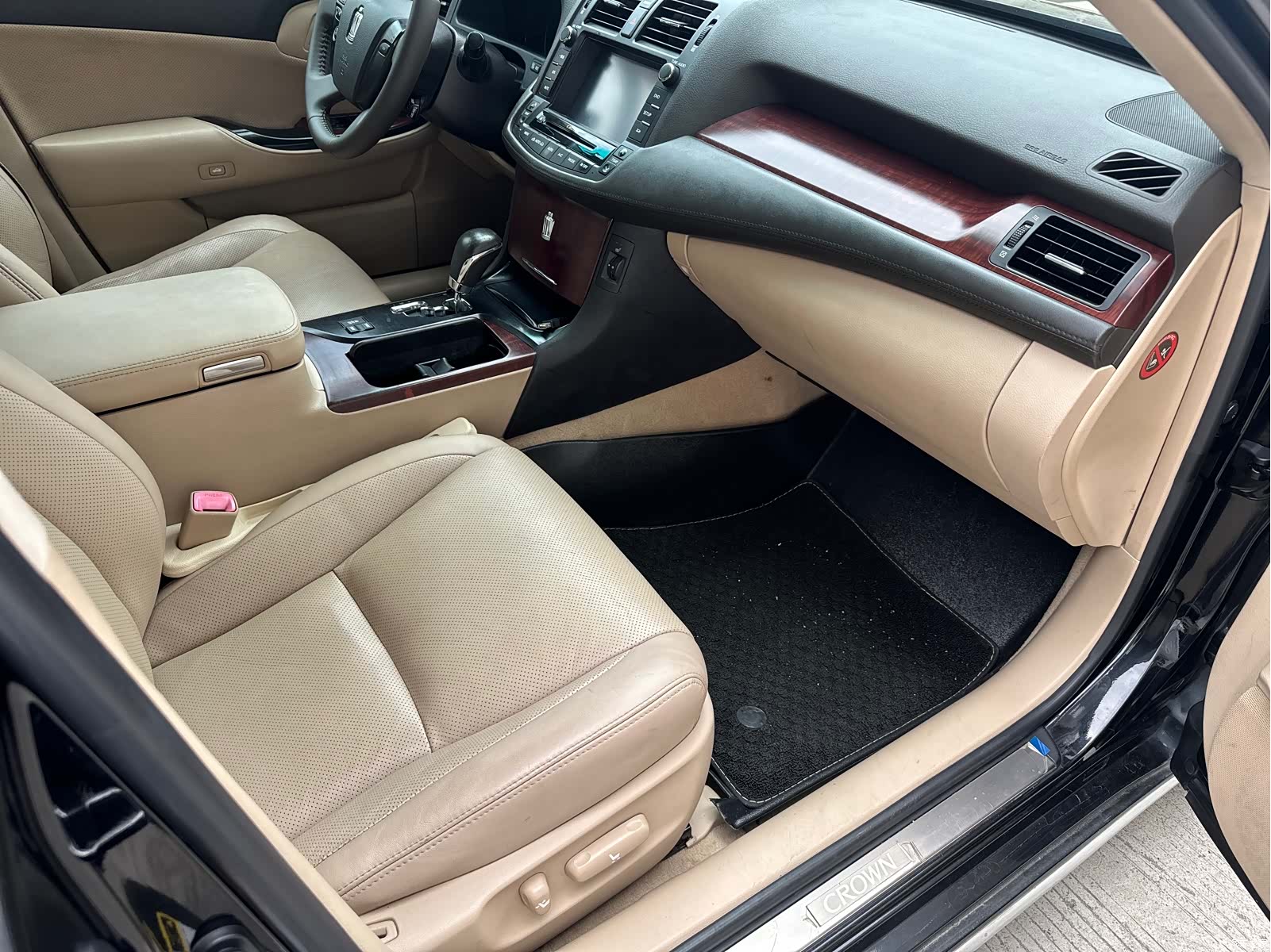 Toyota Crown, 2012 4
