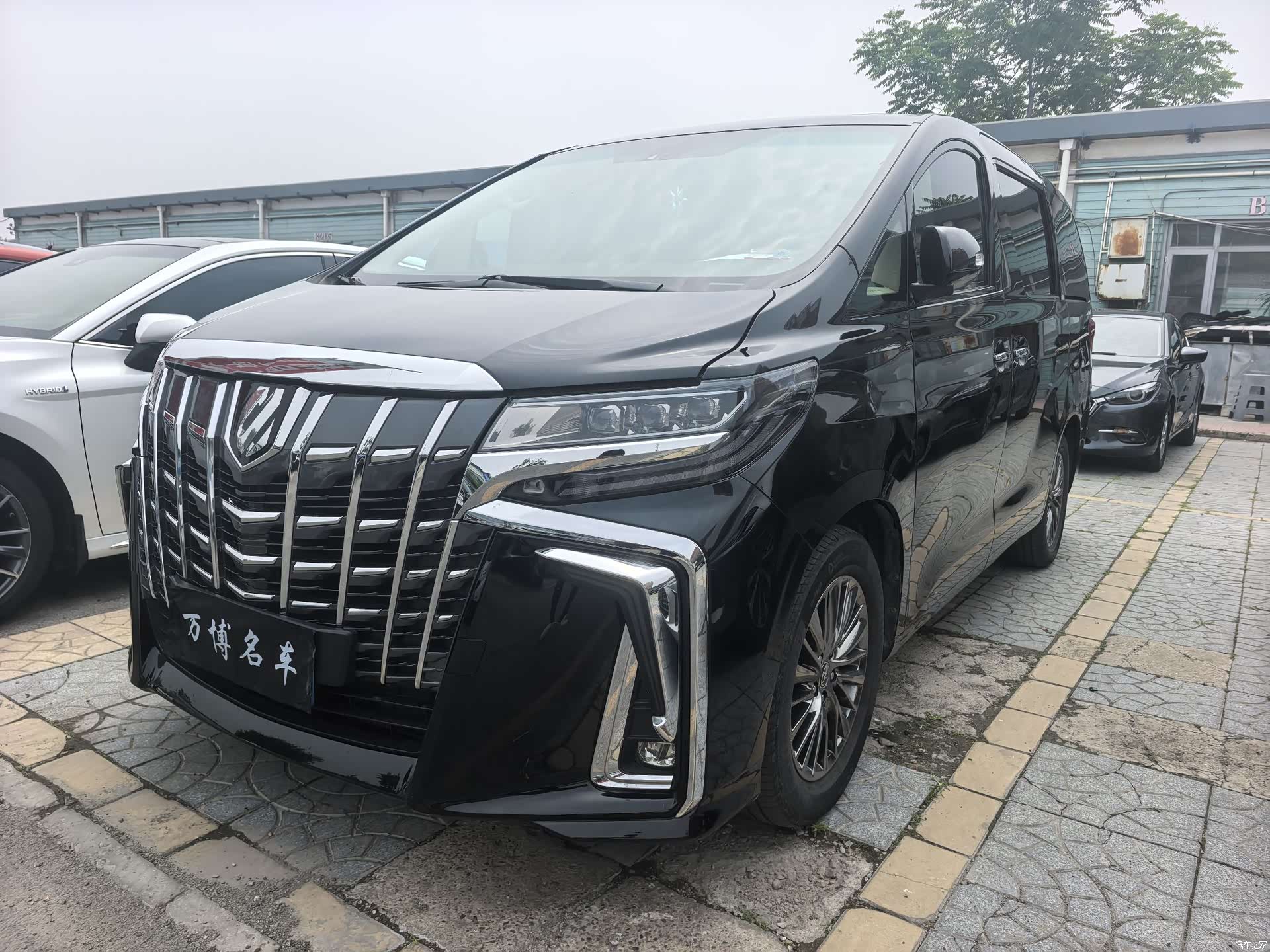 Toyota Alphard, 2011 1