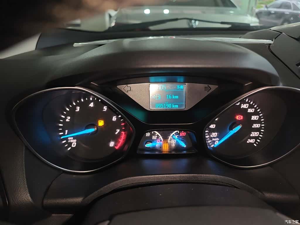 Ford Kuga, 2016 12
