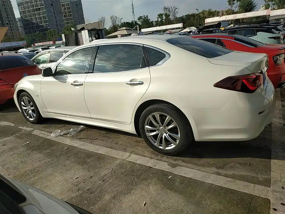 Infiniti Q70