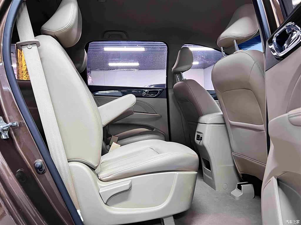 Wuling 730, 2016 10