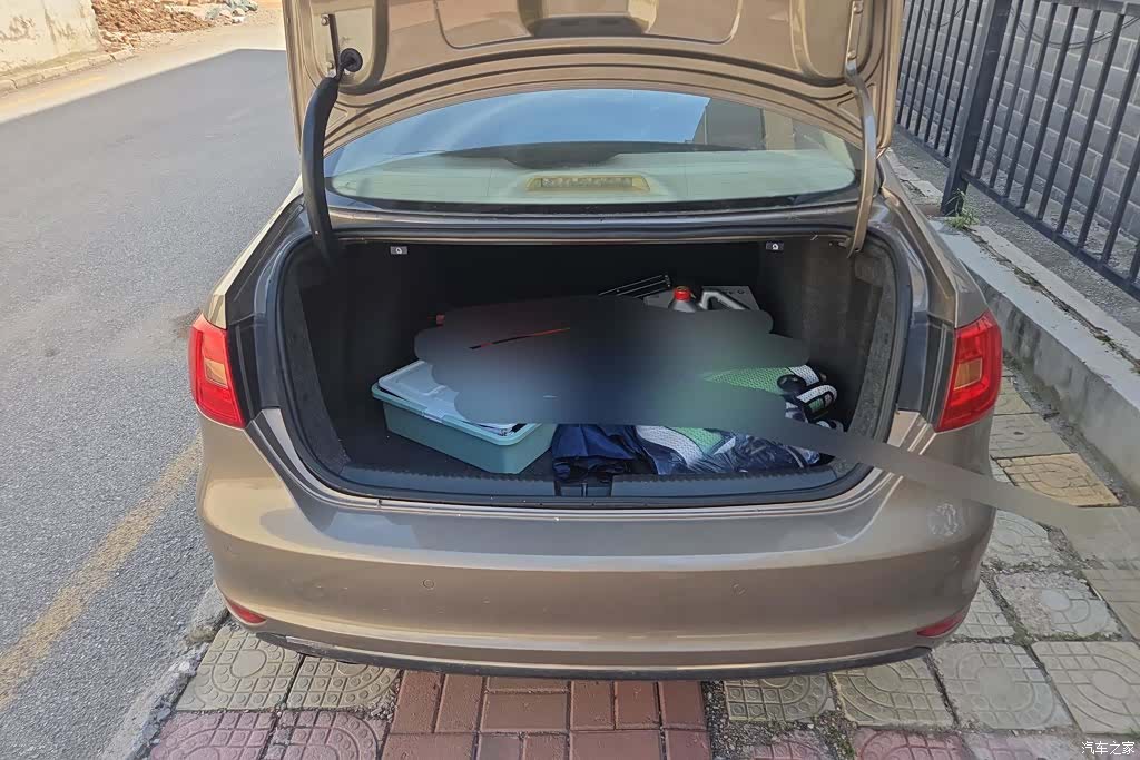Volkswagen Sagitar, 2012 4