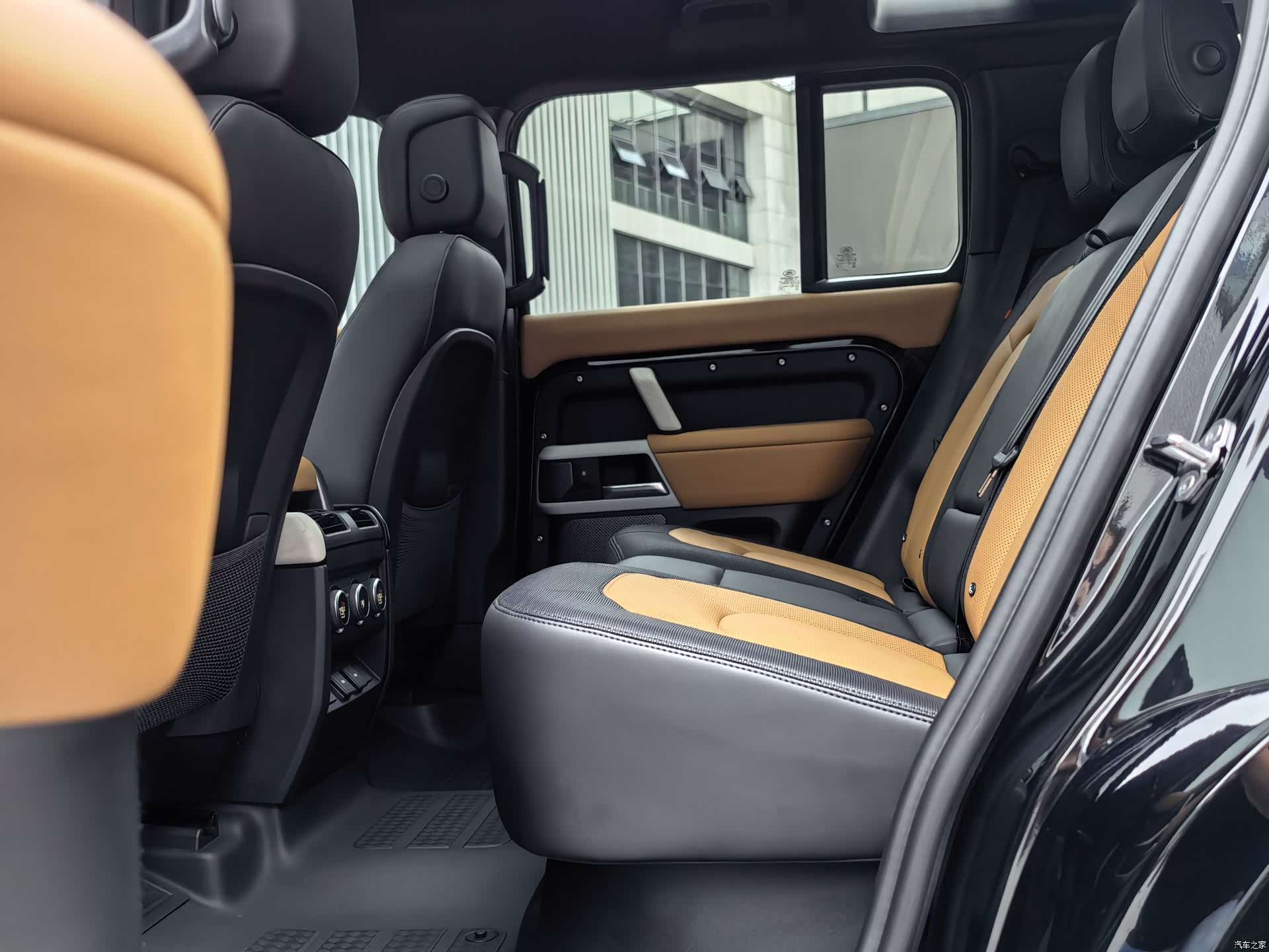 Land Rover Defender, 2024 14