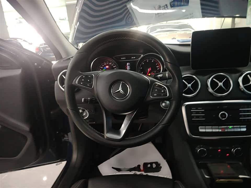 Mercedes-Benz GLA Mercedes-Benz GLA