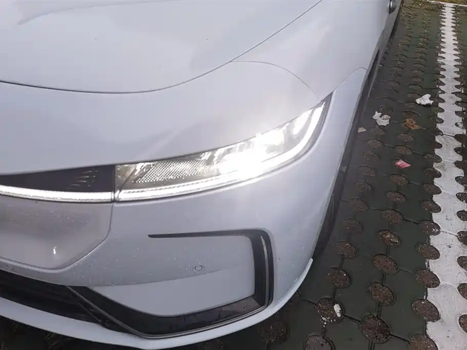 VOYAH Lantu chasing light