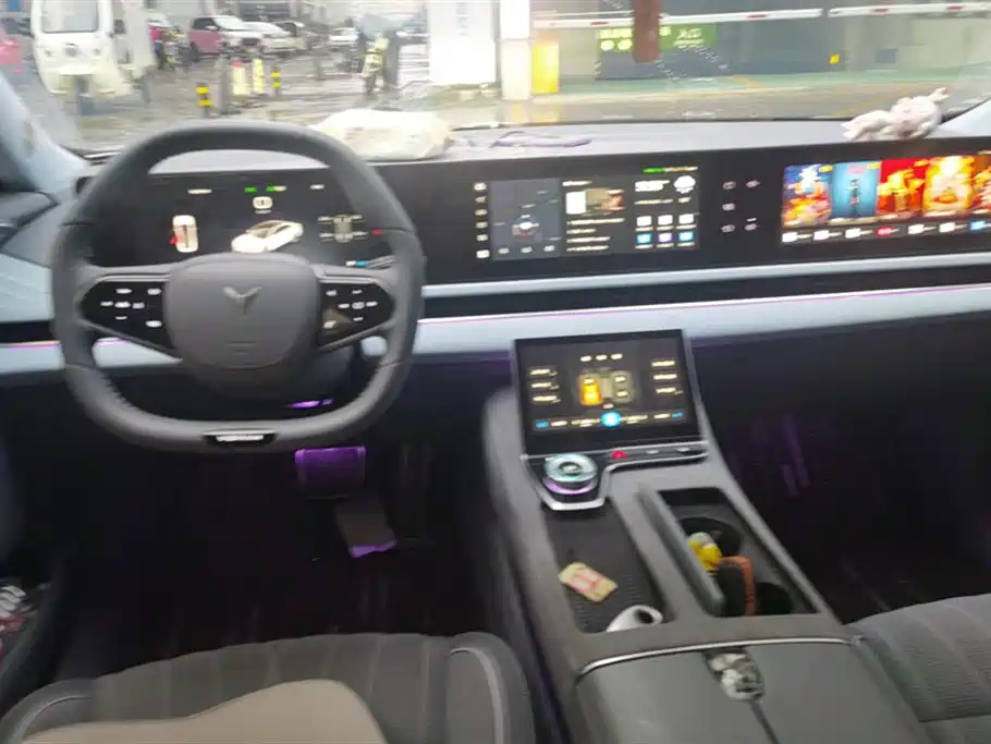 VOYAH Lantu chasing light