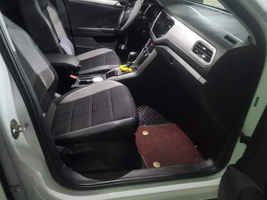 Volkswagen T-ROC exploring Songs