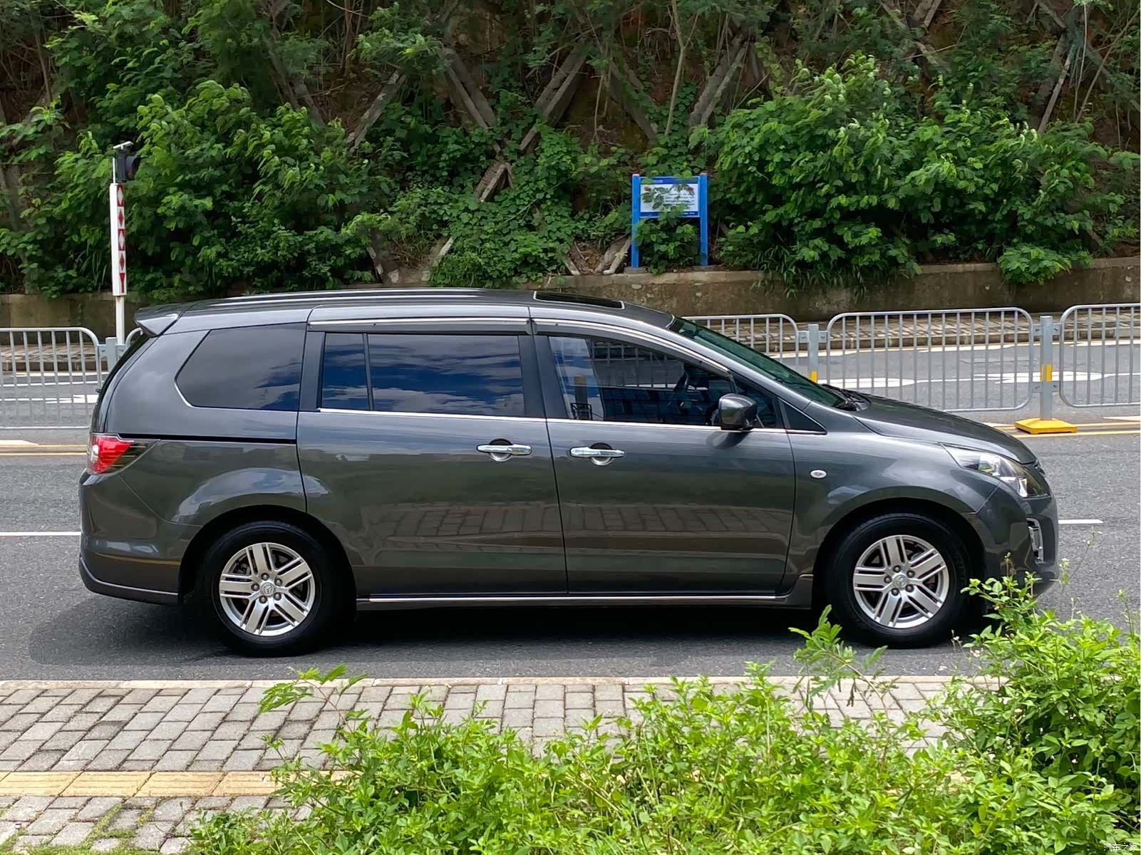 Mazda 8, 2011 20