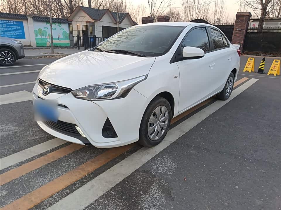 Toyota YARiS L to enjoy