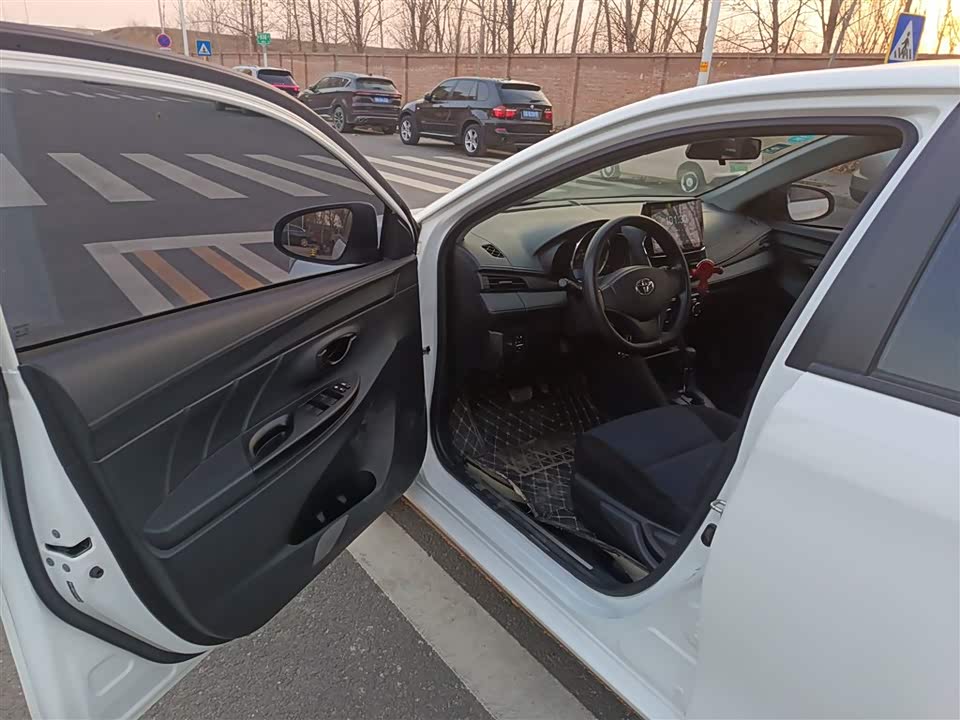 Toyota YARiS L to enjoy