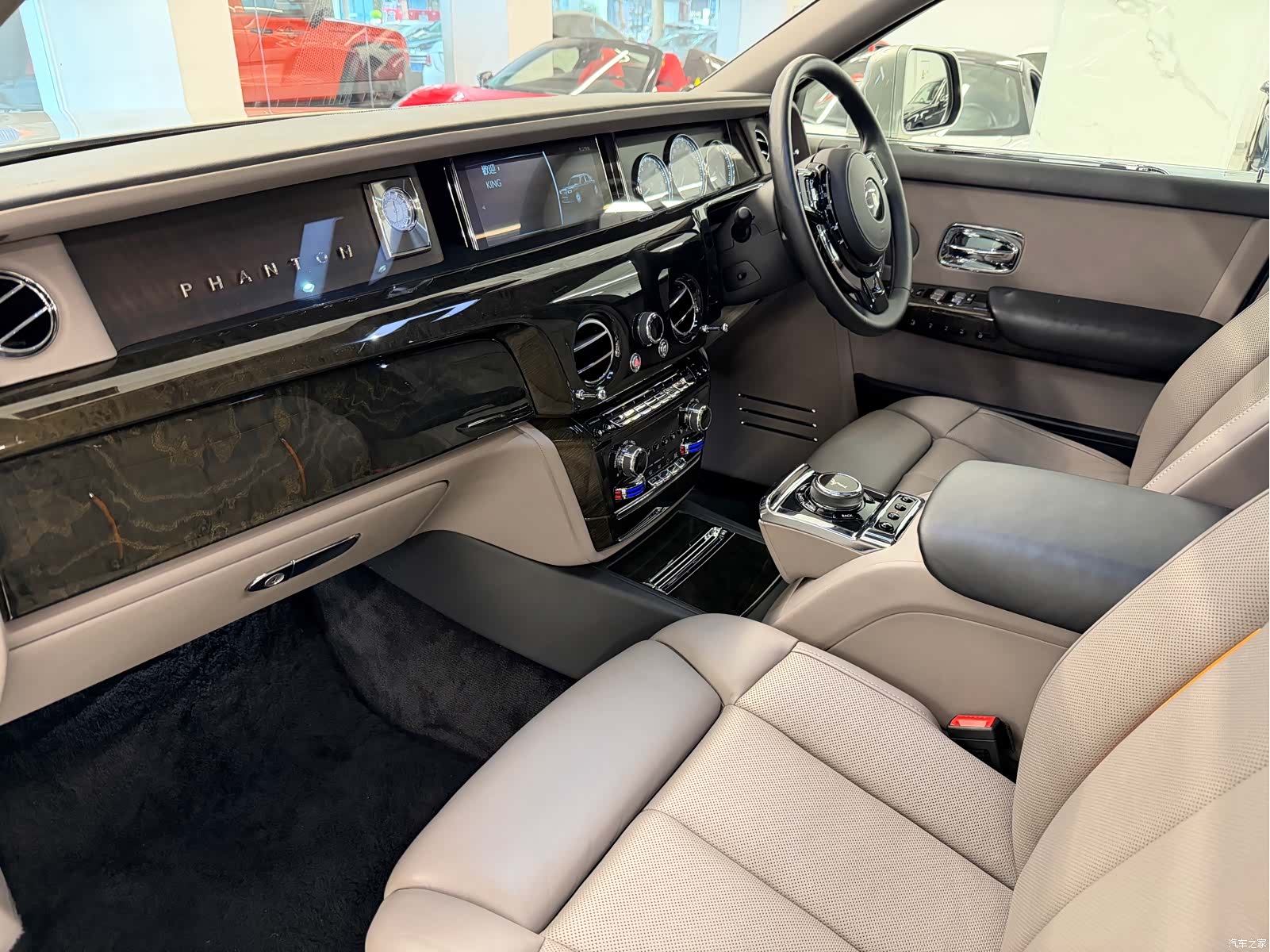Rolls-Royce Phantom, 2019 все фото