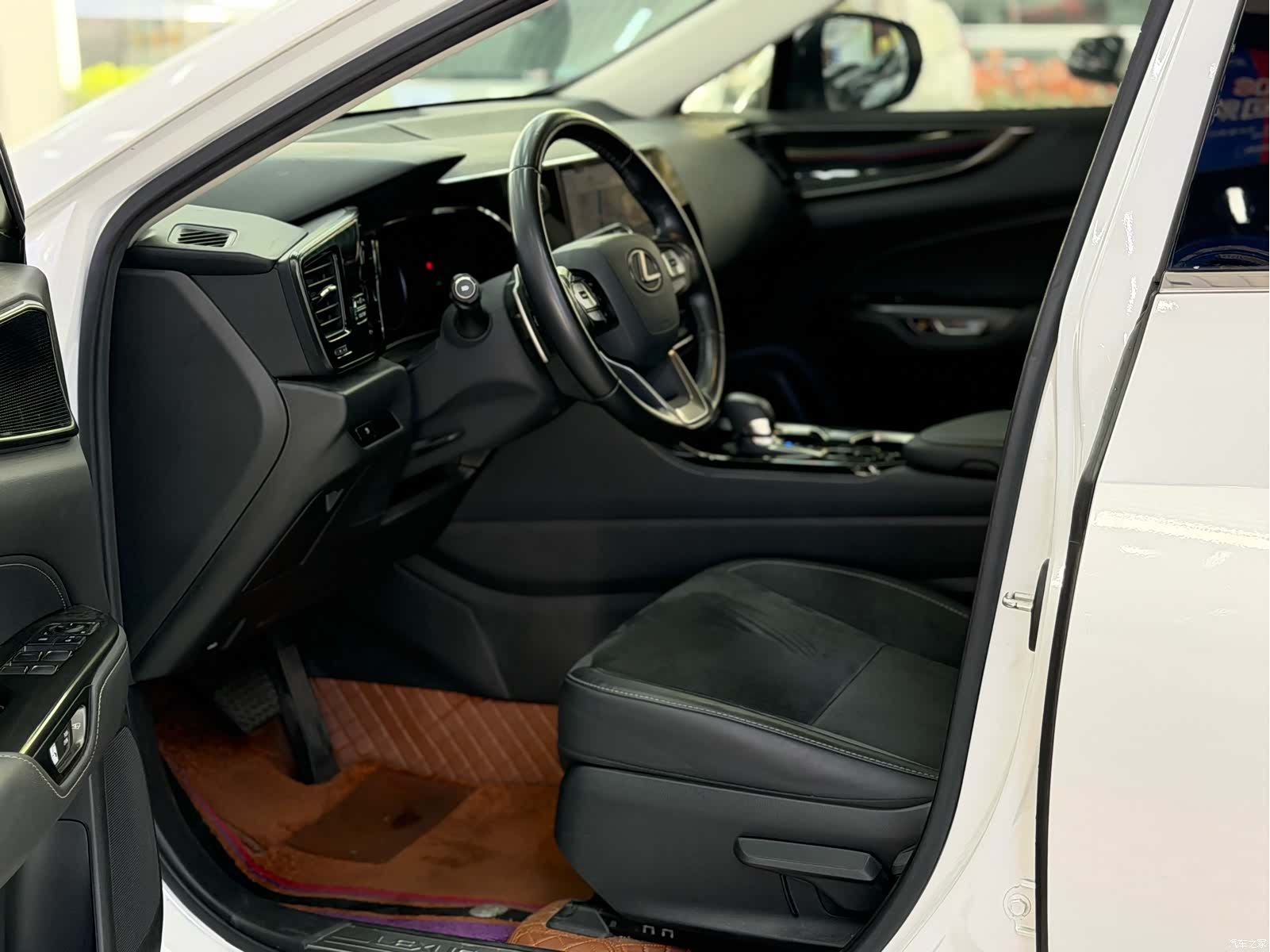 Lexus NX, 2022 11