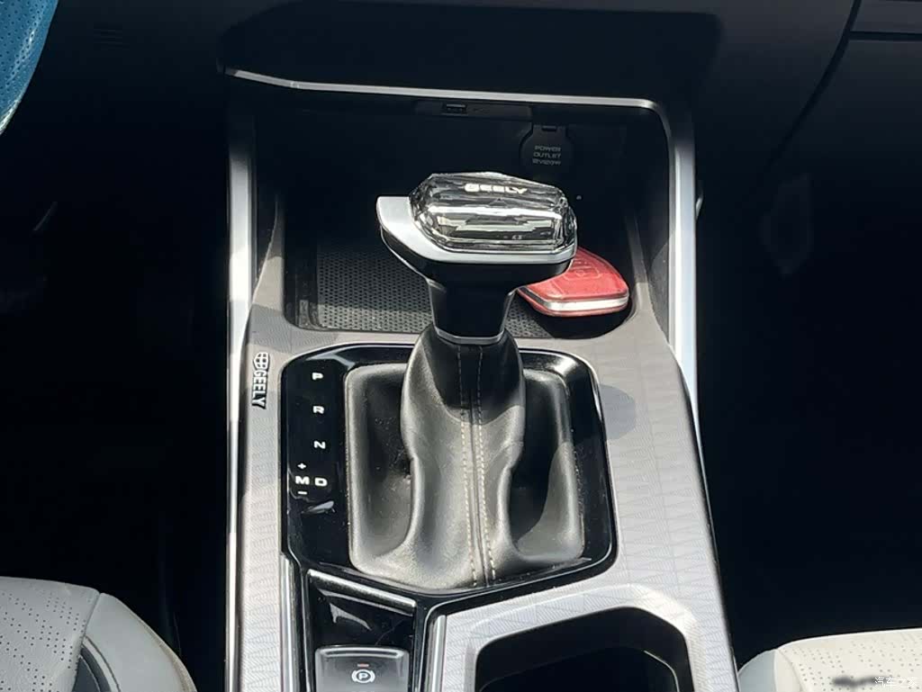 Geely Emgrand, 2022 15