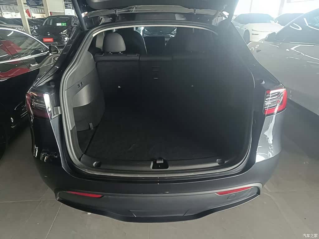 Tesla Model Y, 2024 19