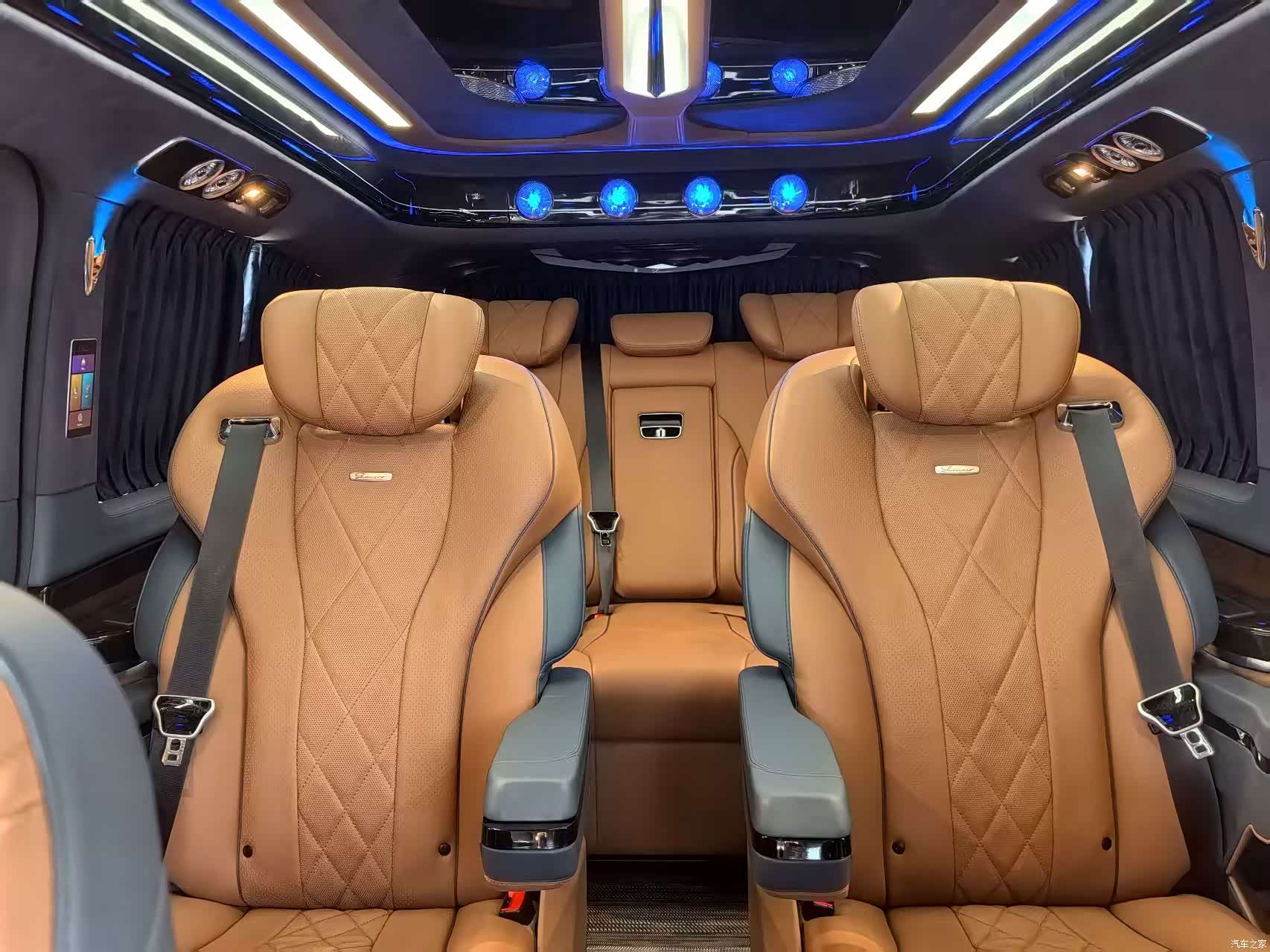 Mercedes-Benz V-Class, 2024 16