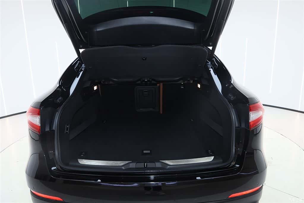 Maserati Levante, 2018 9