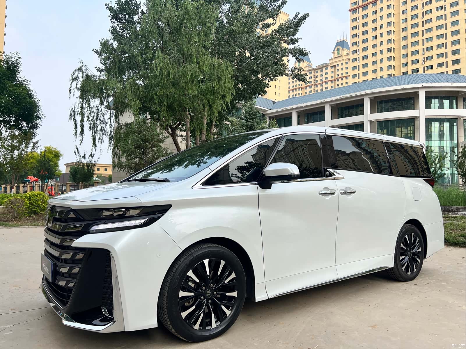 Toyota Vellfire, 2025 3