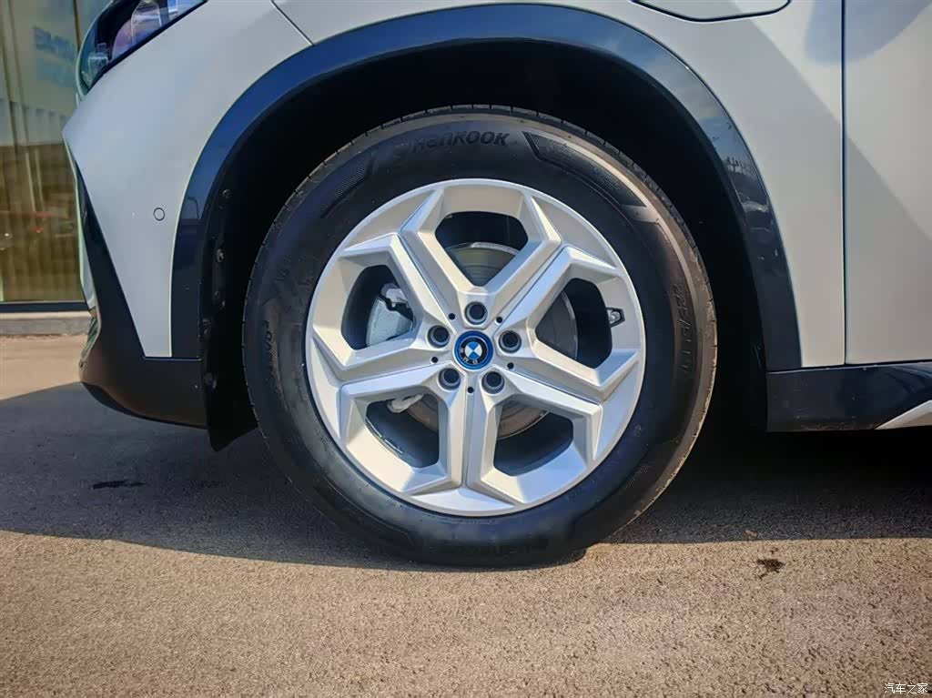 BMW iX1, 2025 13
