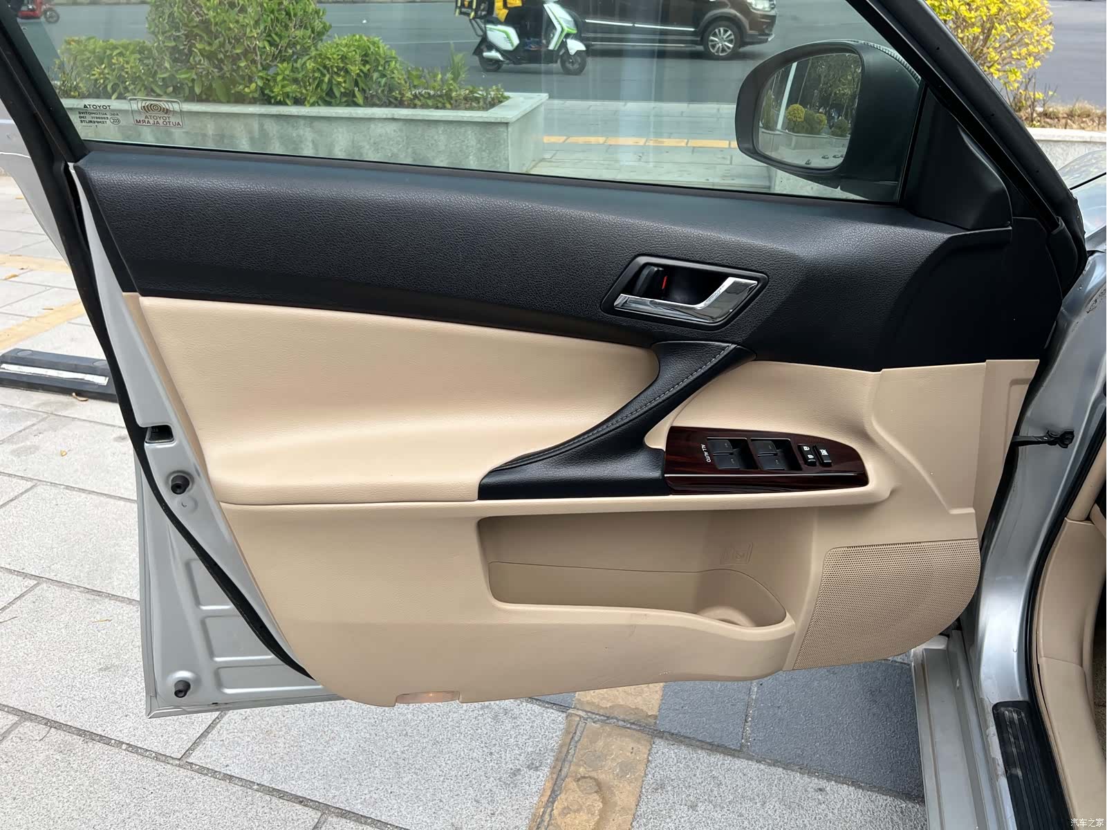 Toyota 2.5V, 2011 14