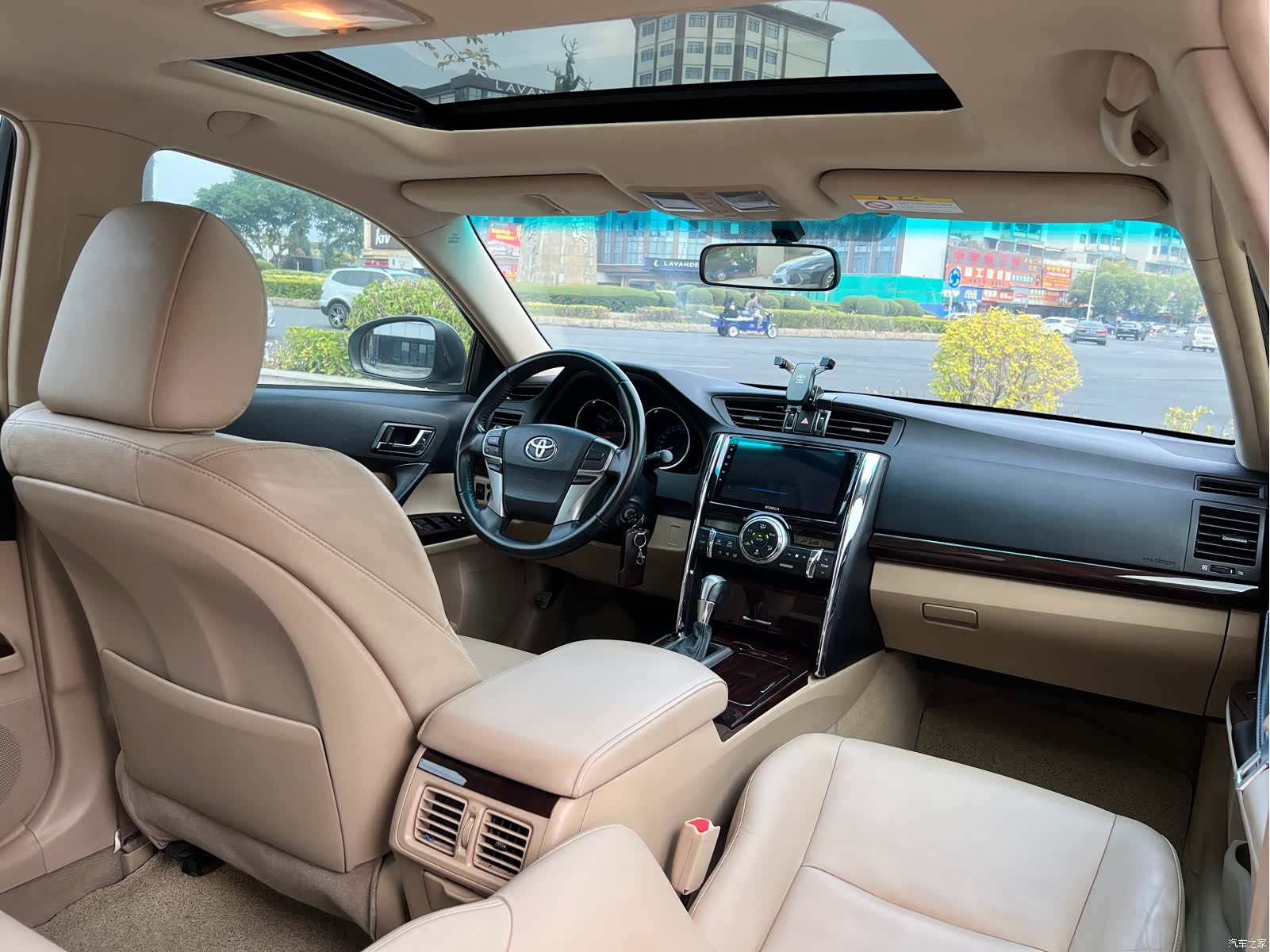 Toyota 2.5V, 2011 8