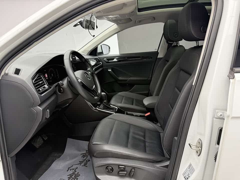 Volkswagen T-ROC exploring Songs