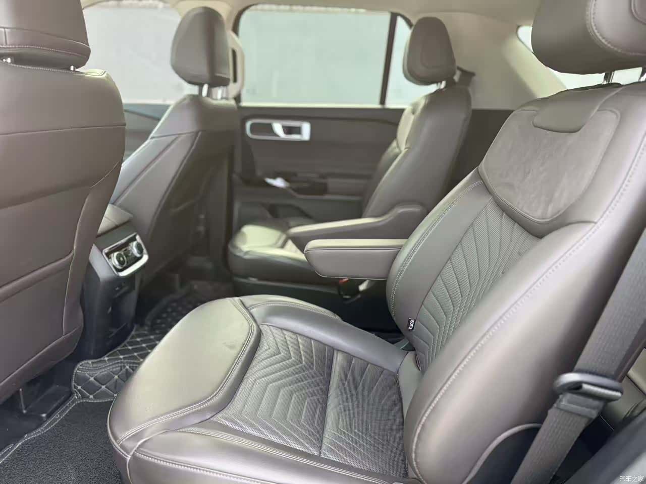 Ford Explorer, 2024 10
