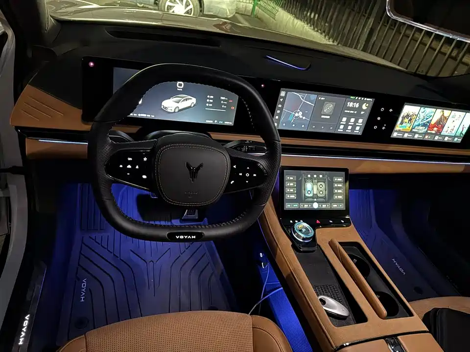 VOYAH Lantu chasing light