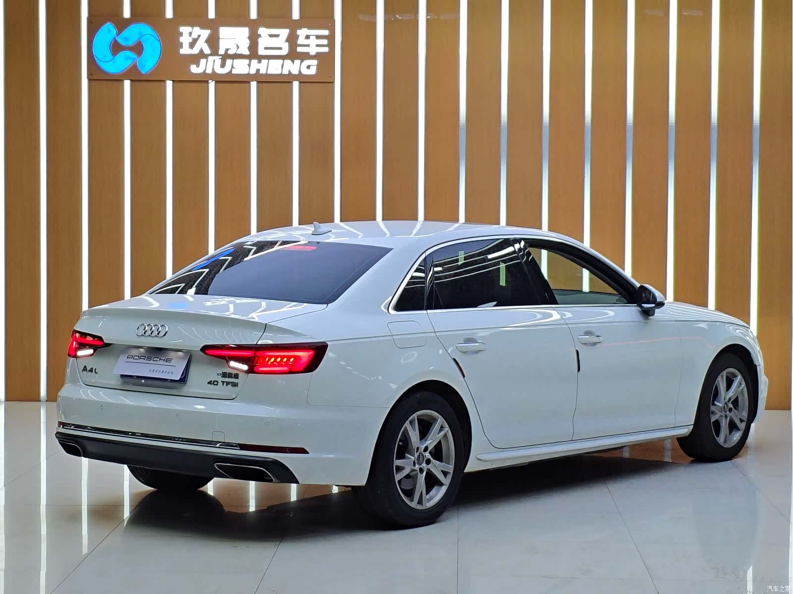 Audi A4L, 2019 все фото