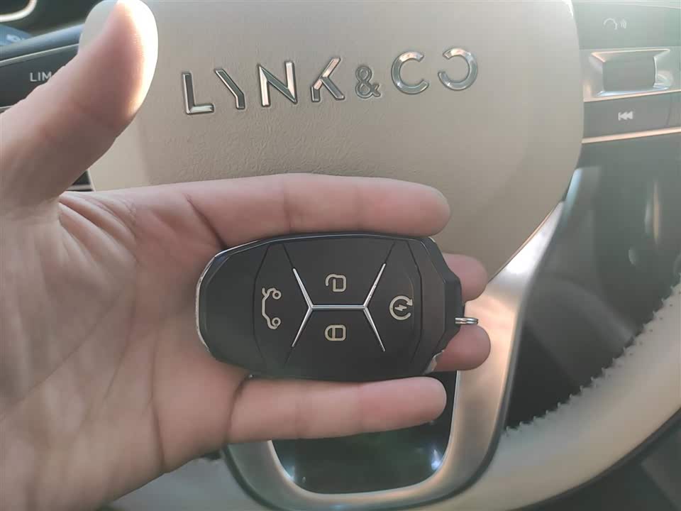 Lynk & Co 02