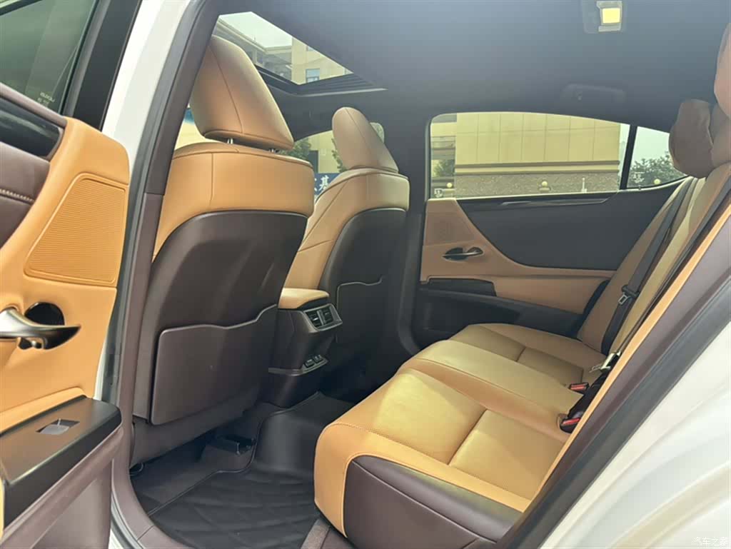Lexus ES, 2020 16