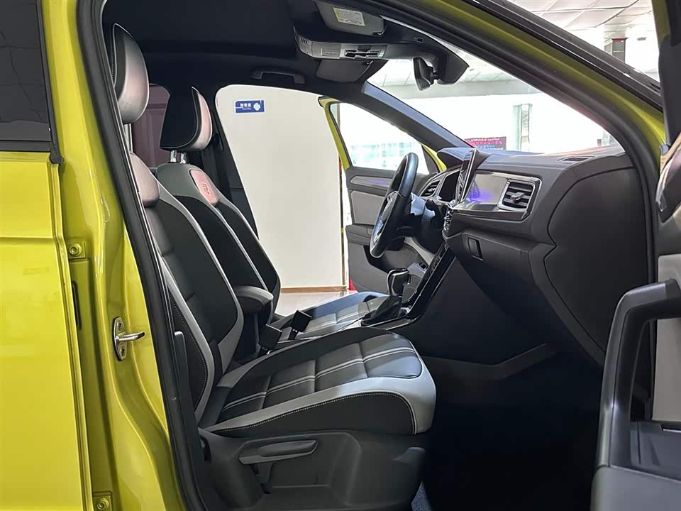 Volkswagen T-ROC exploring Songs