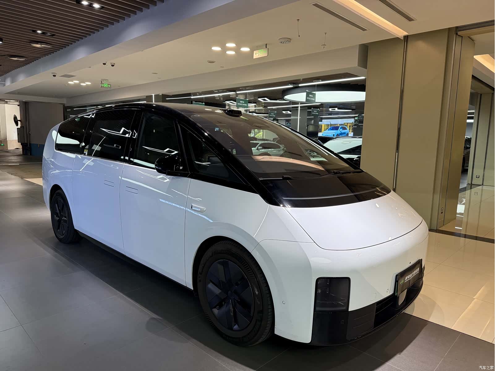 Li Auto MEGA, 2025 3