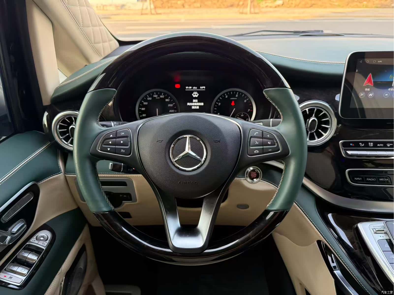 Mercedes-Benz 7, 2022 11