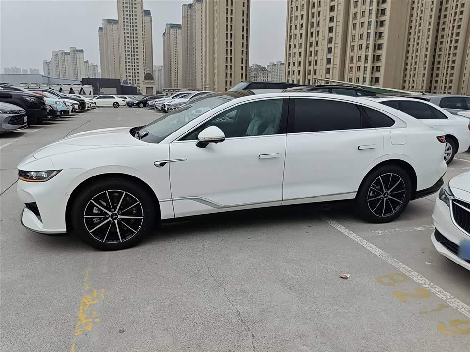 VOYAH Lantu chasing light