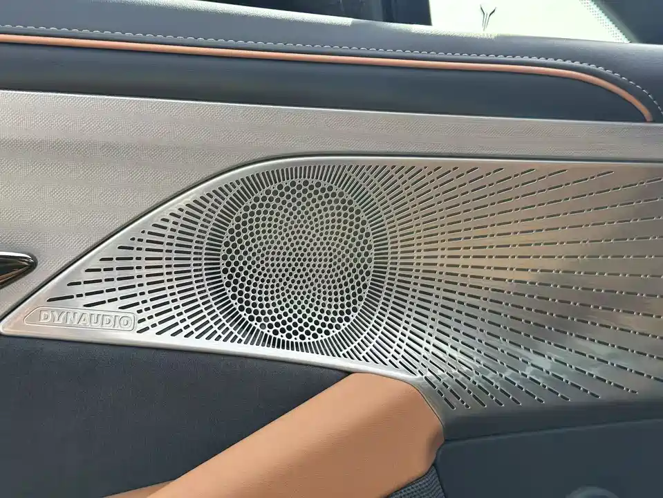 VOYAH Lantu chasing light