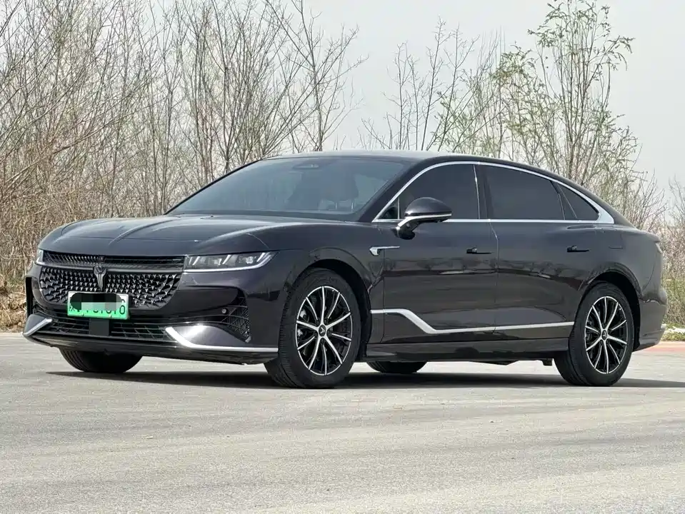 VOYAH Lantu chasing light