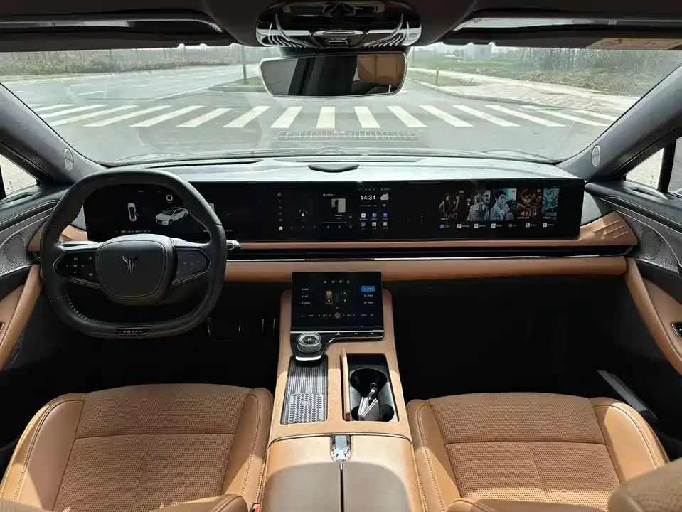 VOYAH Lantu chasing light