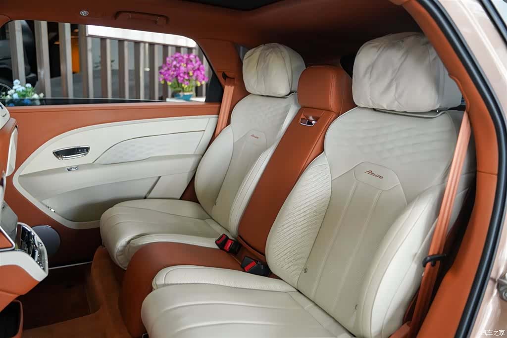 Bentley Bentayga, 2023 14