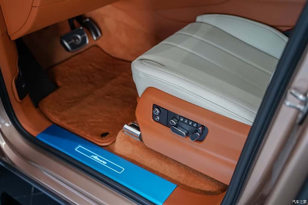 Bentley Bentayga, 2023 11